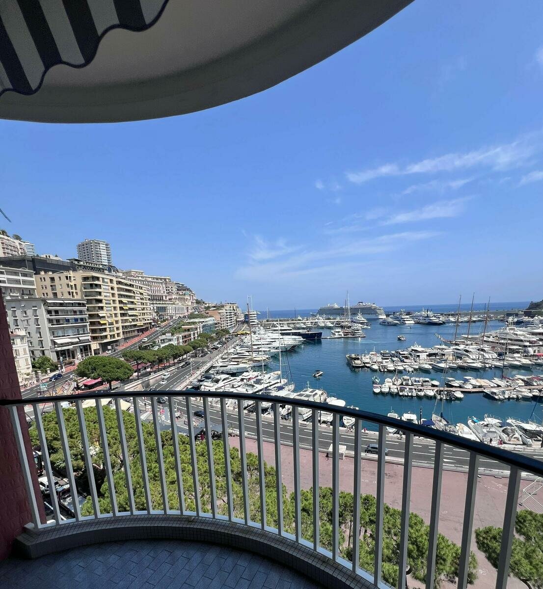 Le Bristol: Prime Office with F1 & Port Views – Fully Operational, Prestigious Address - 1/7