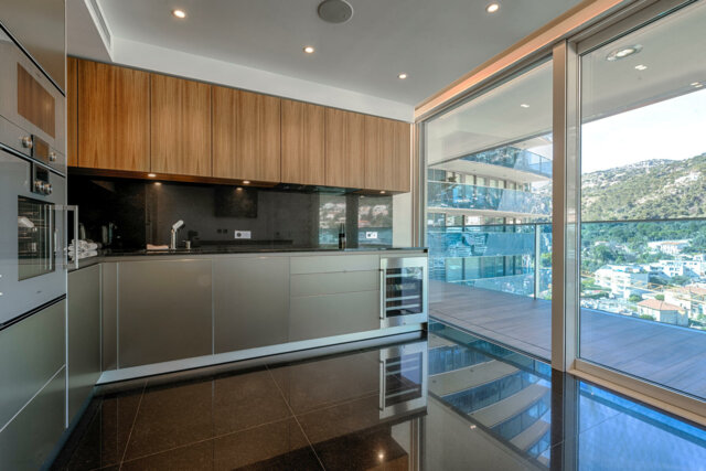 ODEON TOWER - HIGH FLOOR 4 BEDROOM APARTMENT FOR RENT - EAST - 11/13